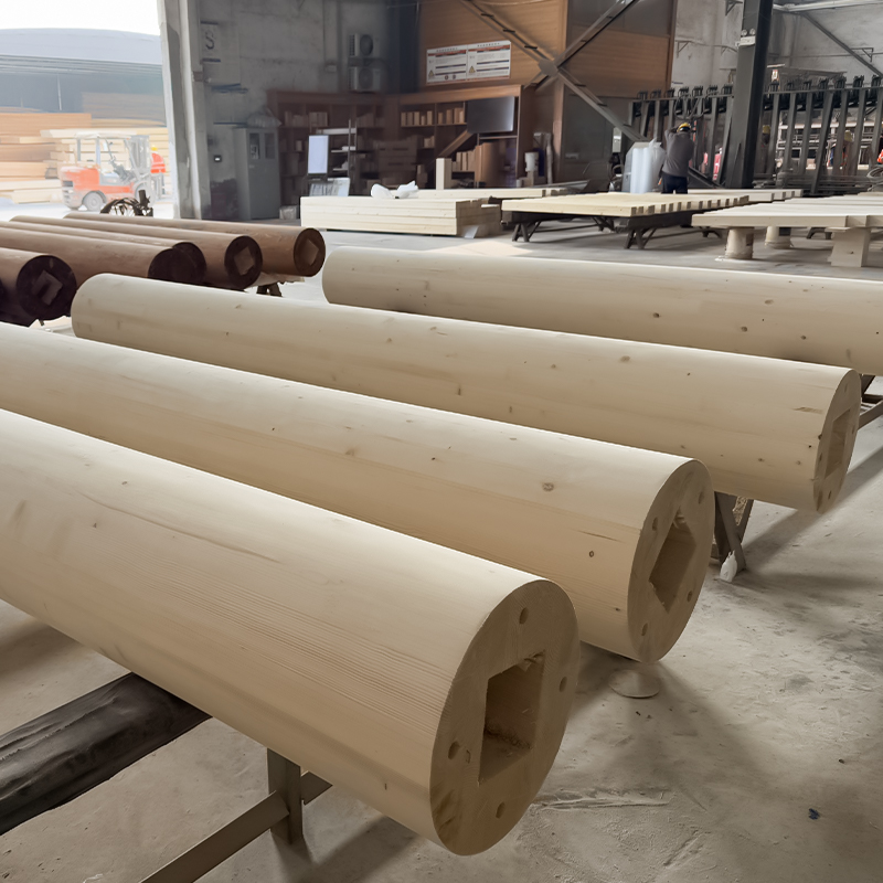 Colonne ronde en bois lamellé-collé en pin
